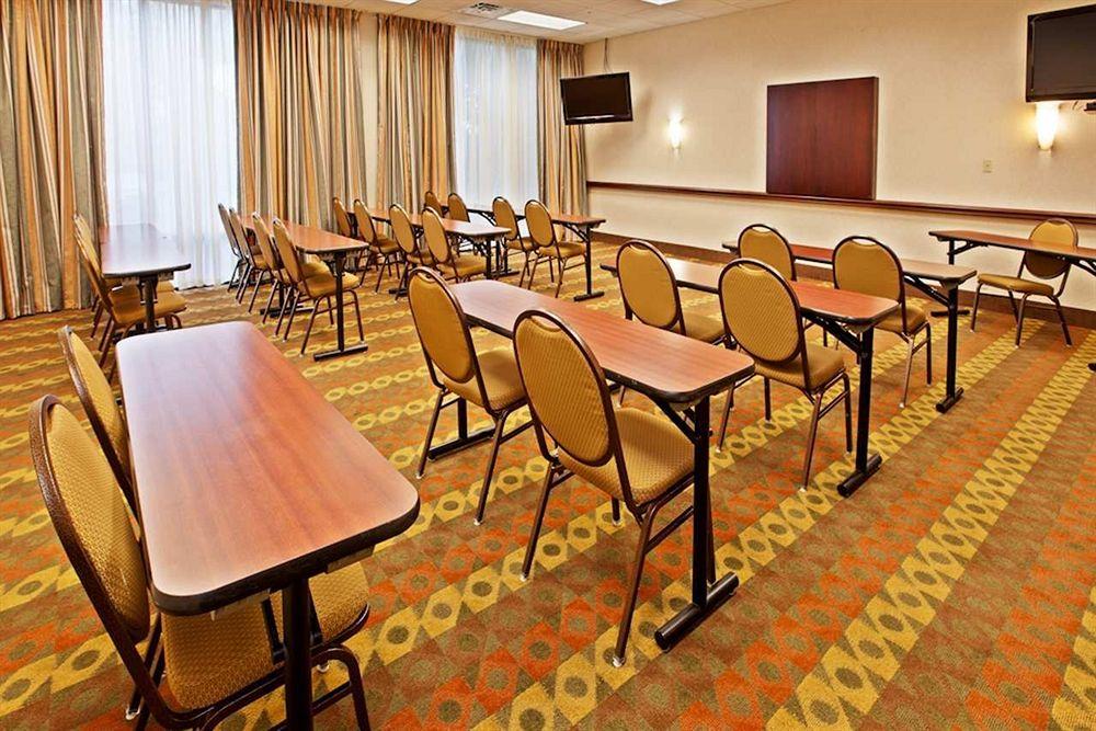 Hampton Inn Louisville Northeast Екстериор снимка