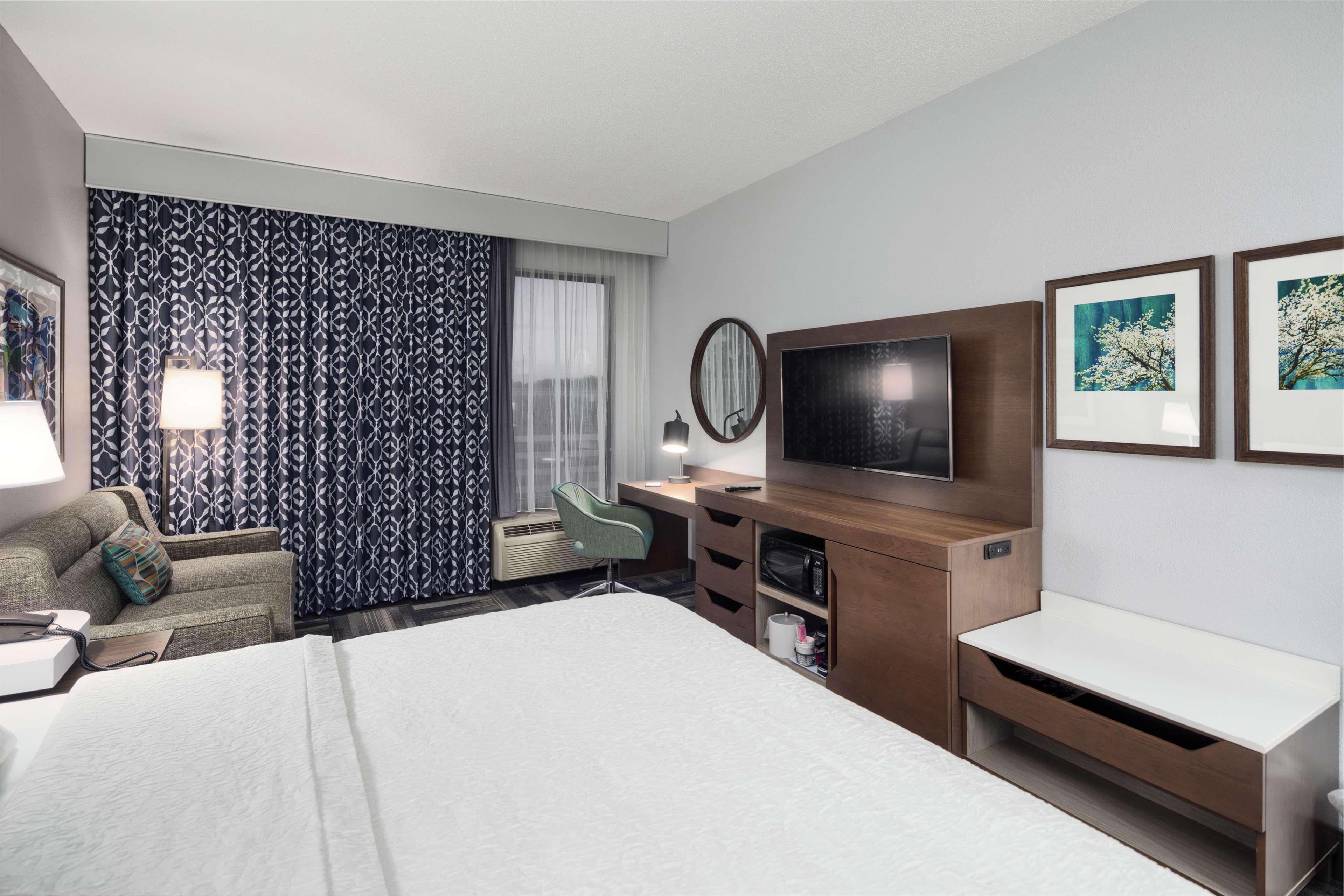 Hampton Inn Louisville Northeast Екстериор снимка
