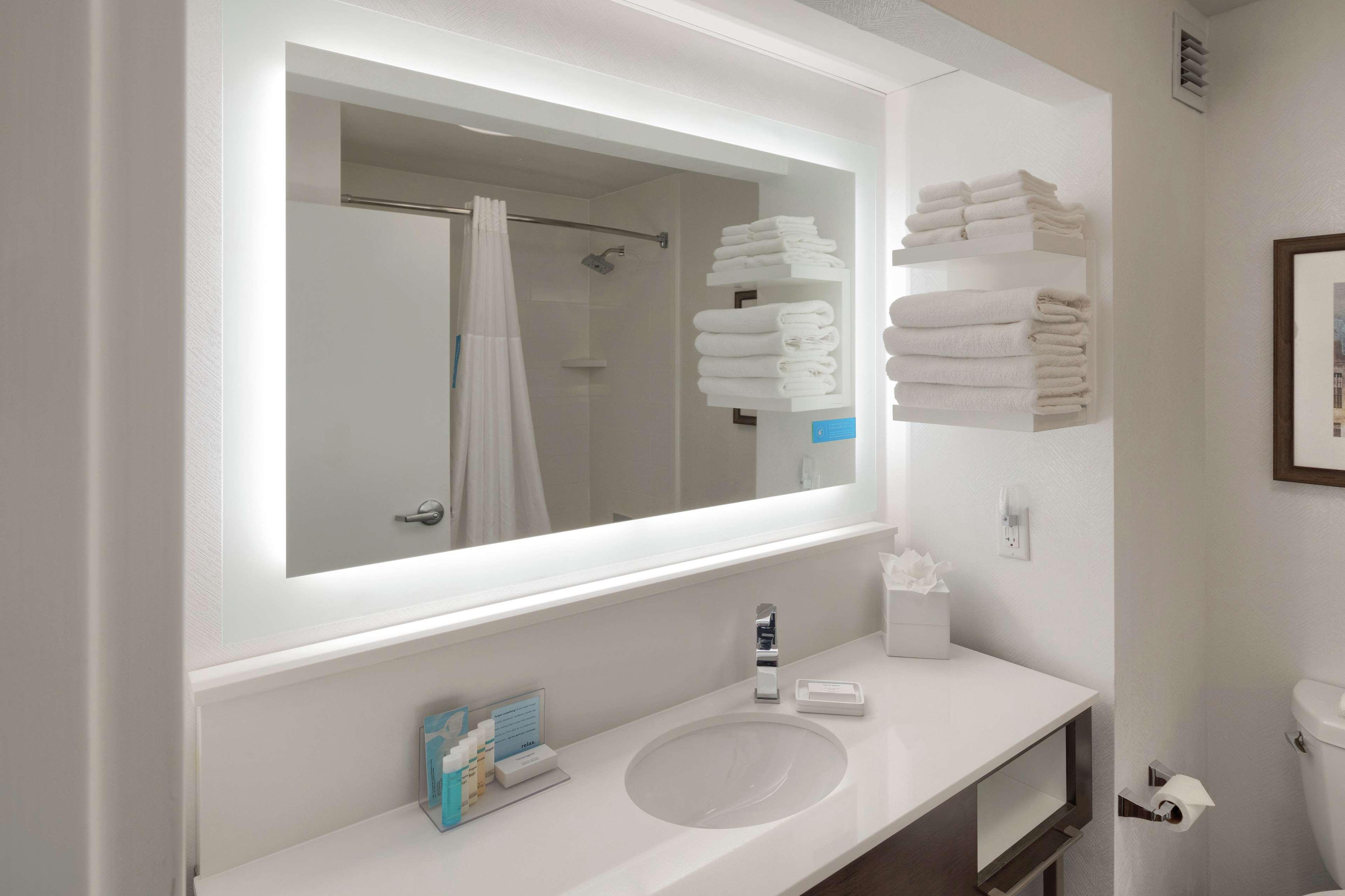 Hampton Inn Louisville Northeast Екстериор снимка