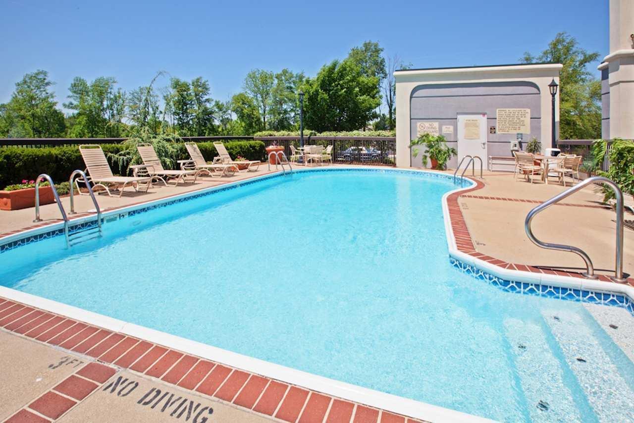 Hampton Inn Louisville Northeast Екстериор снимка