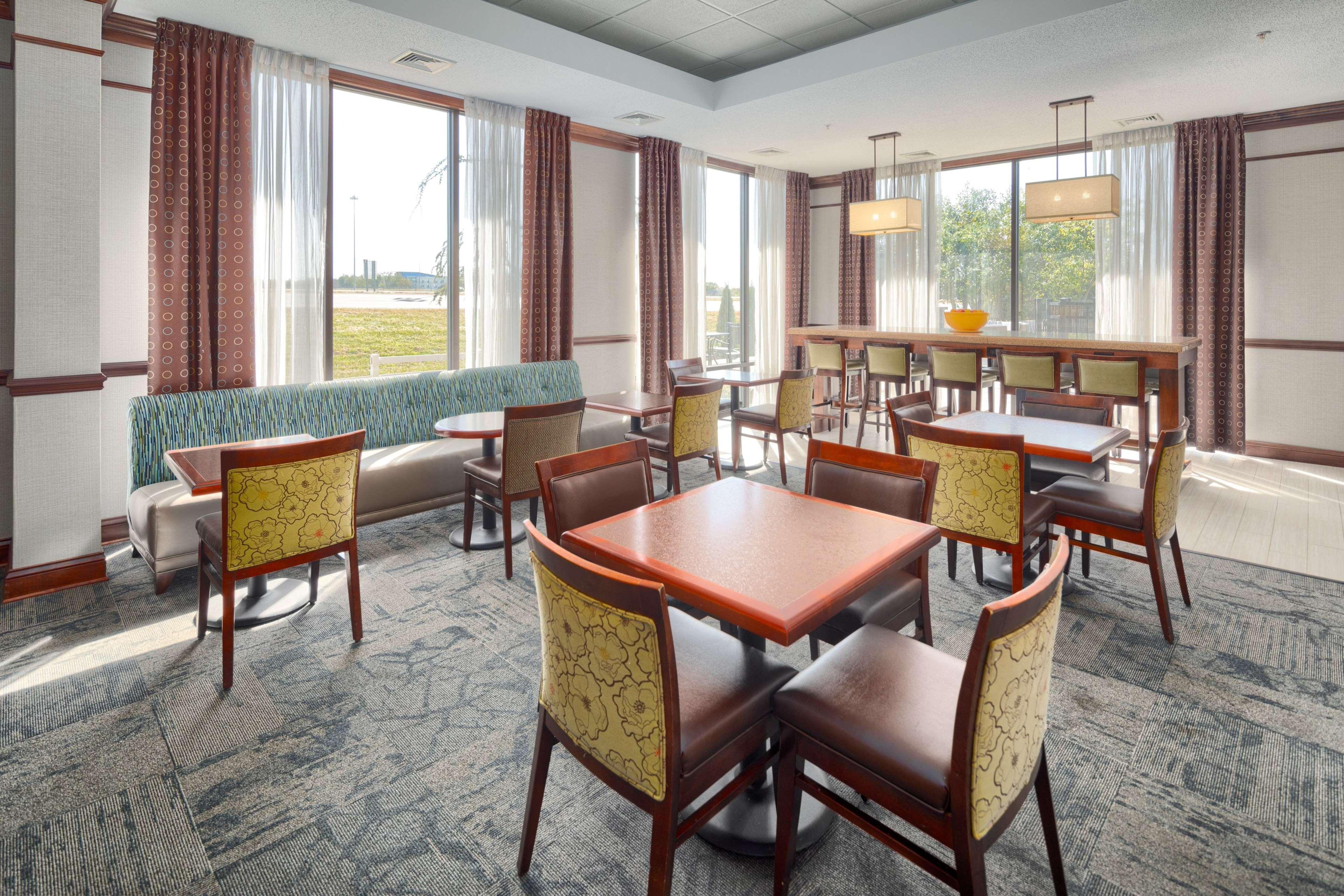 Hampton Inn Louisville Northeast Екстериор снимка