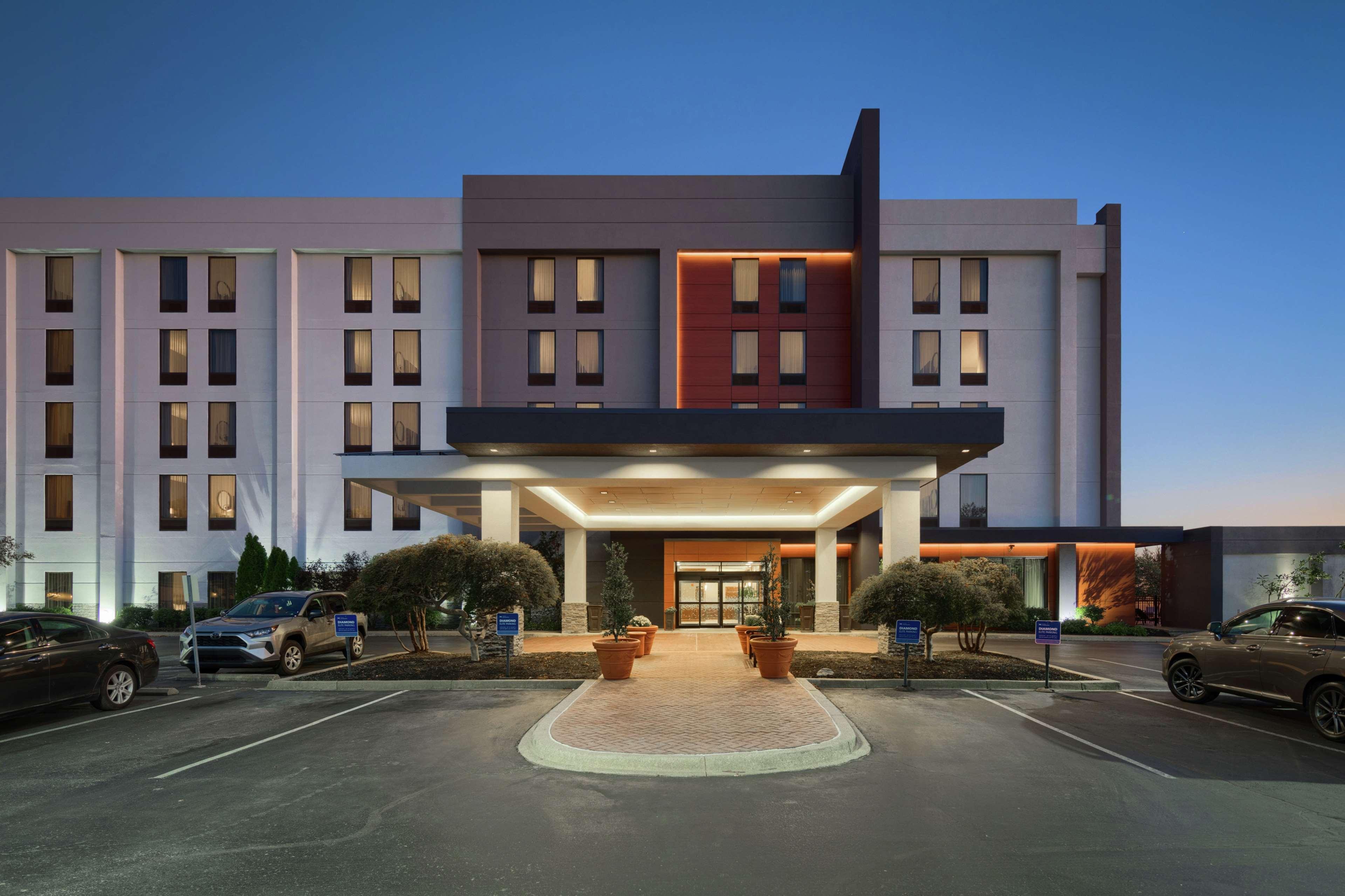 Hampton Inn Louisville Northeast Екстериор снимка