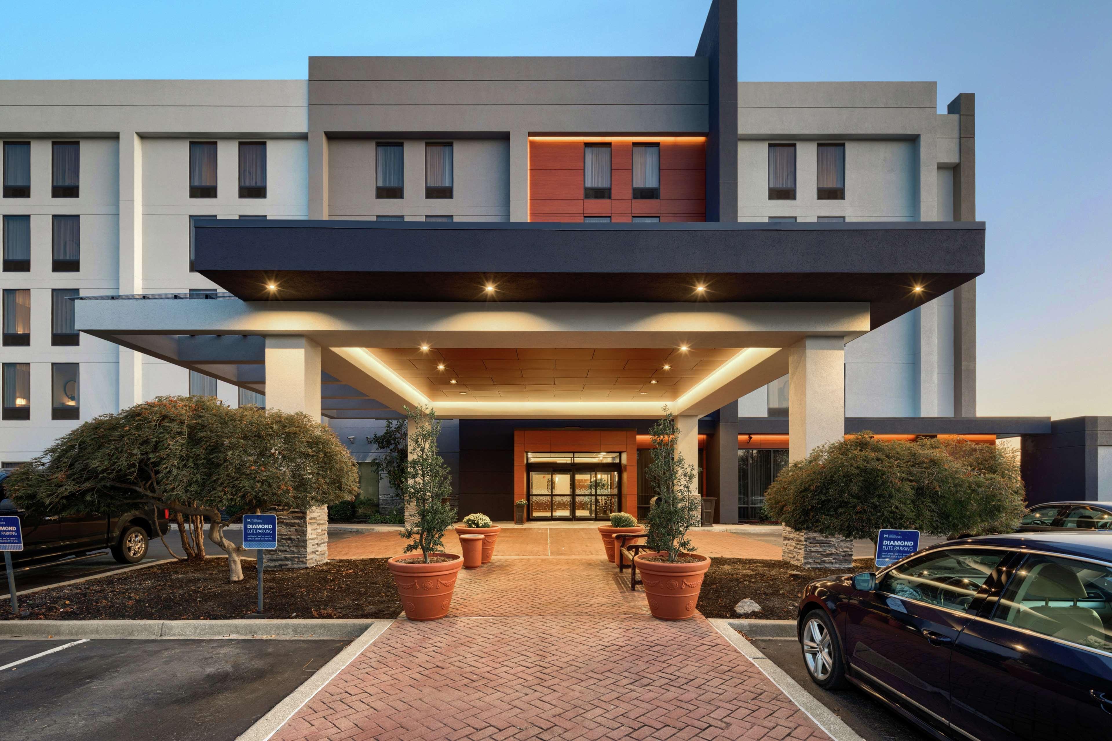 Hampton Inn Louisville Northeast Екстериор снимка