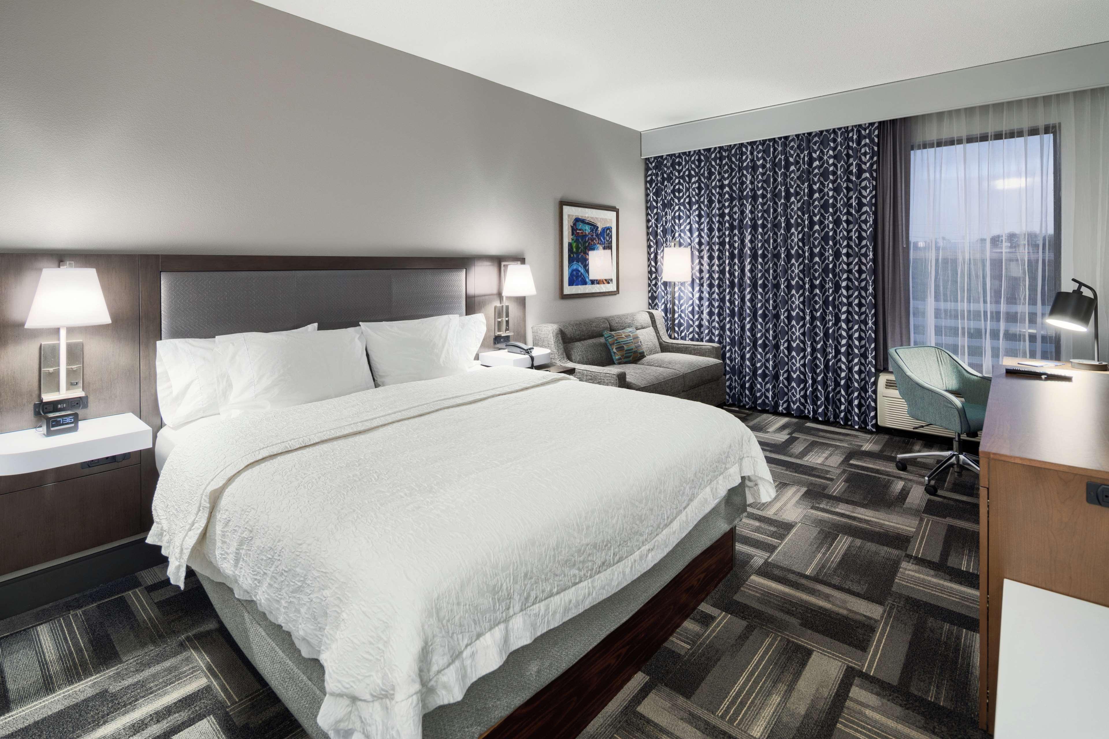 Hampton Inn Louisville Northeast Екстериор снимка