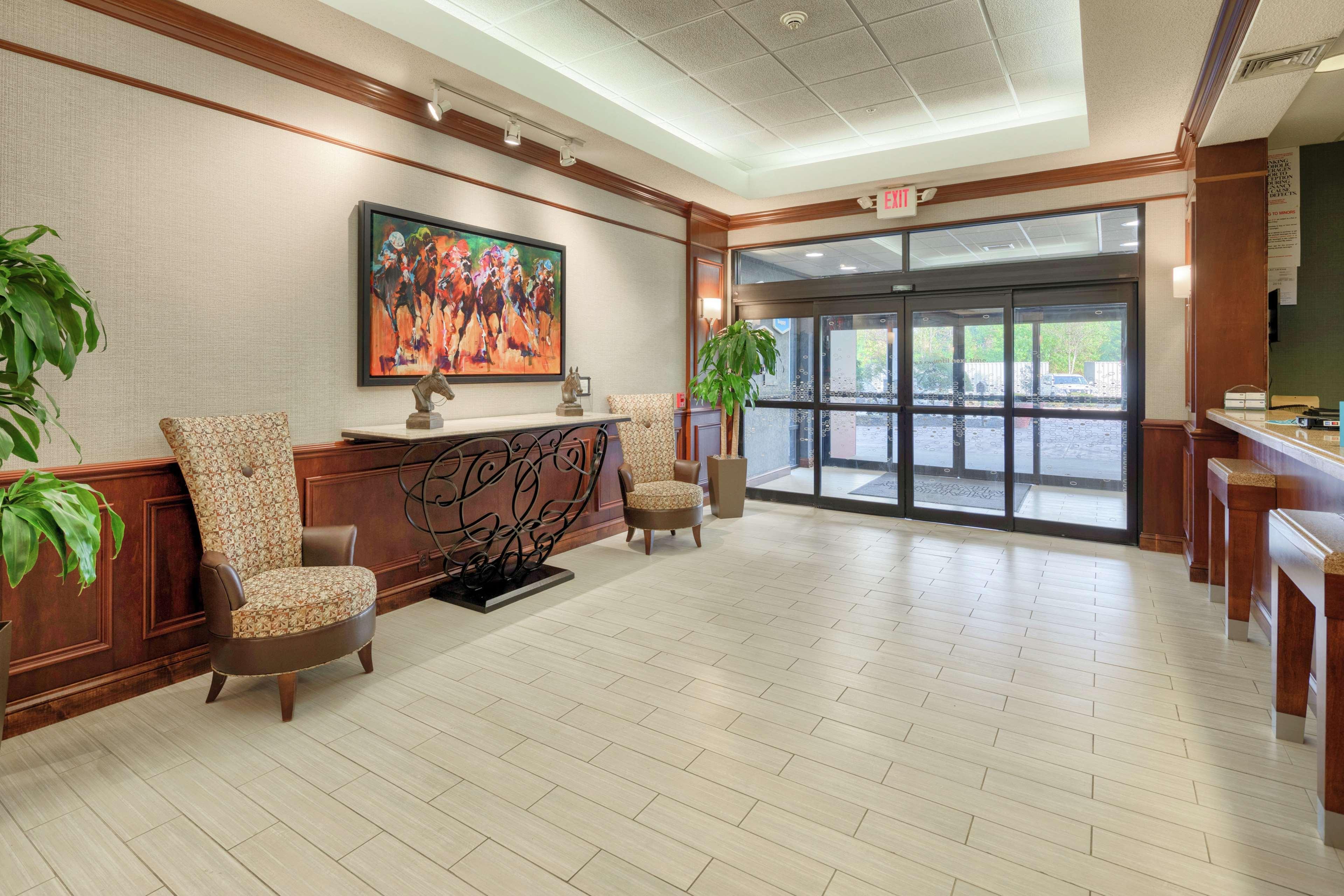 Hampton Inn Louisville Northeast Екстериор снимка