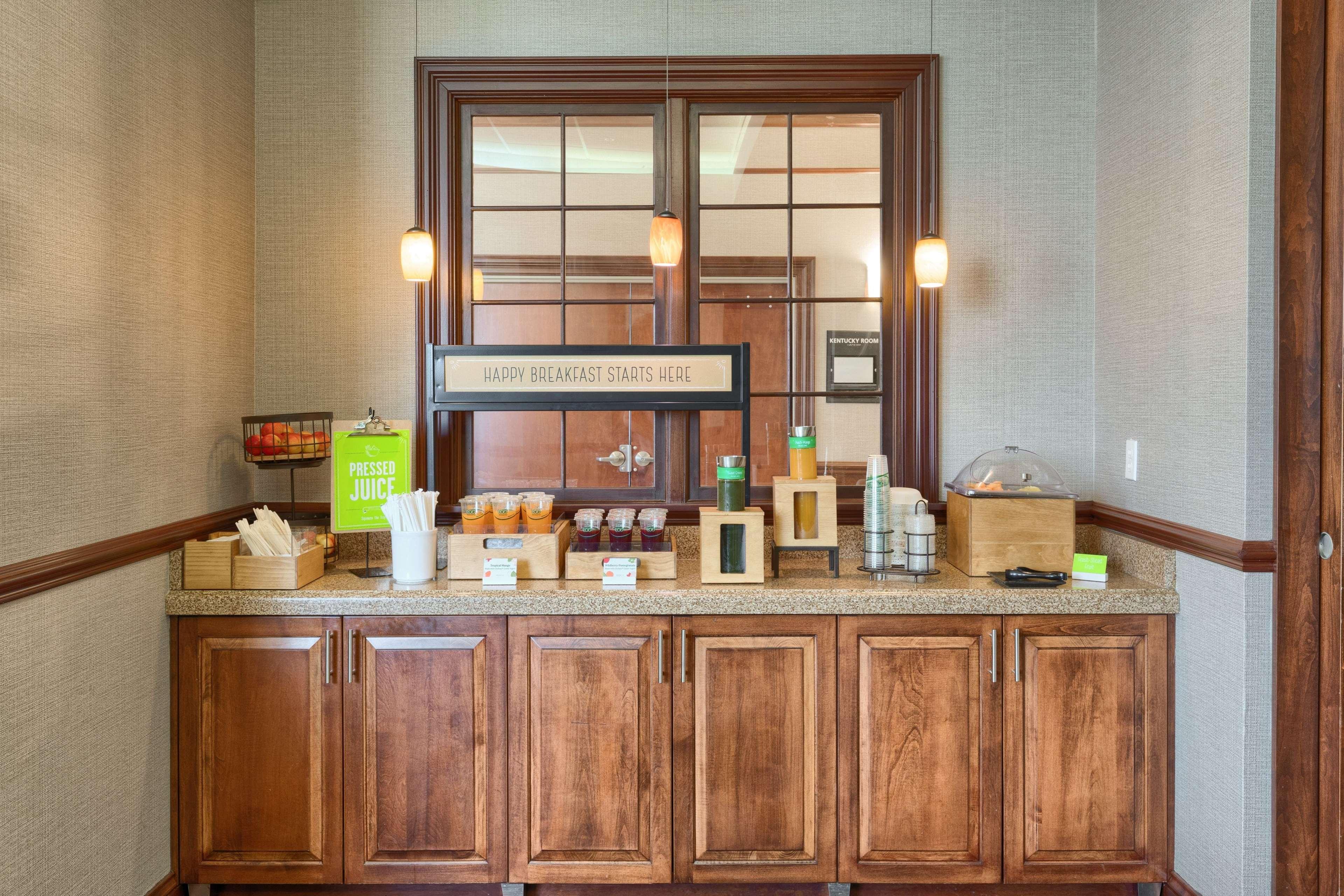 Hampton Inn Louisville Northeast Екстериор снимка