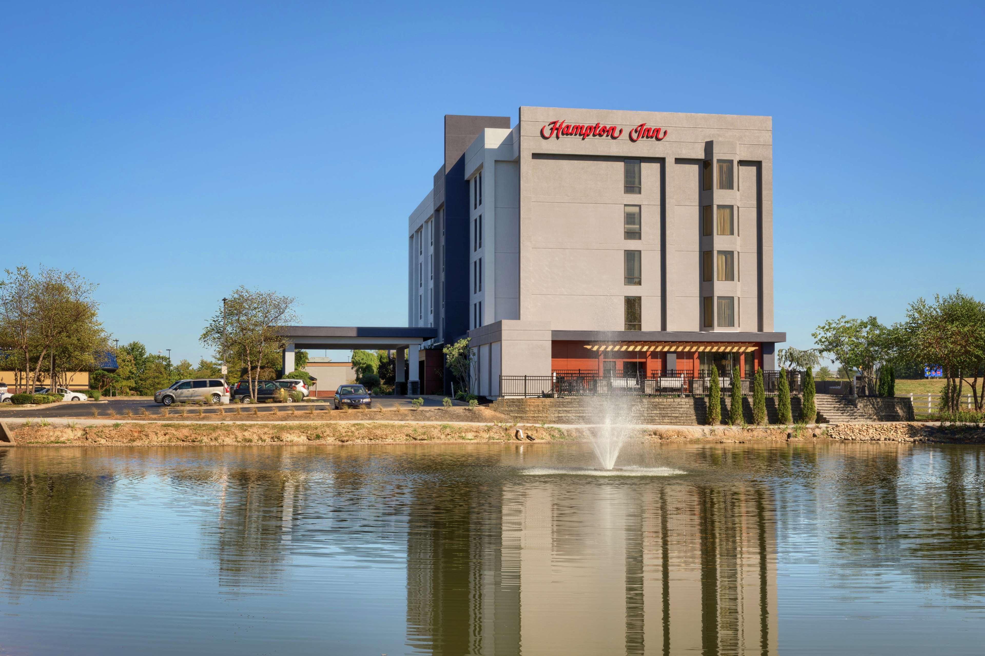 Hampton Inn Louisville Northeast Екстериор снимка