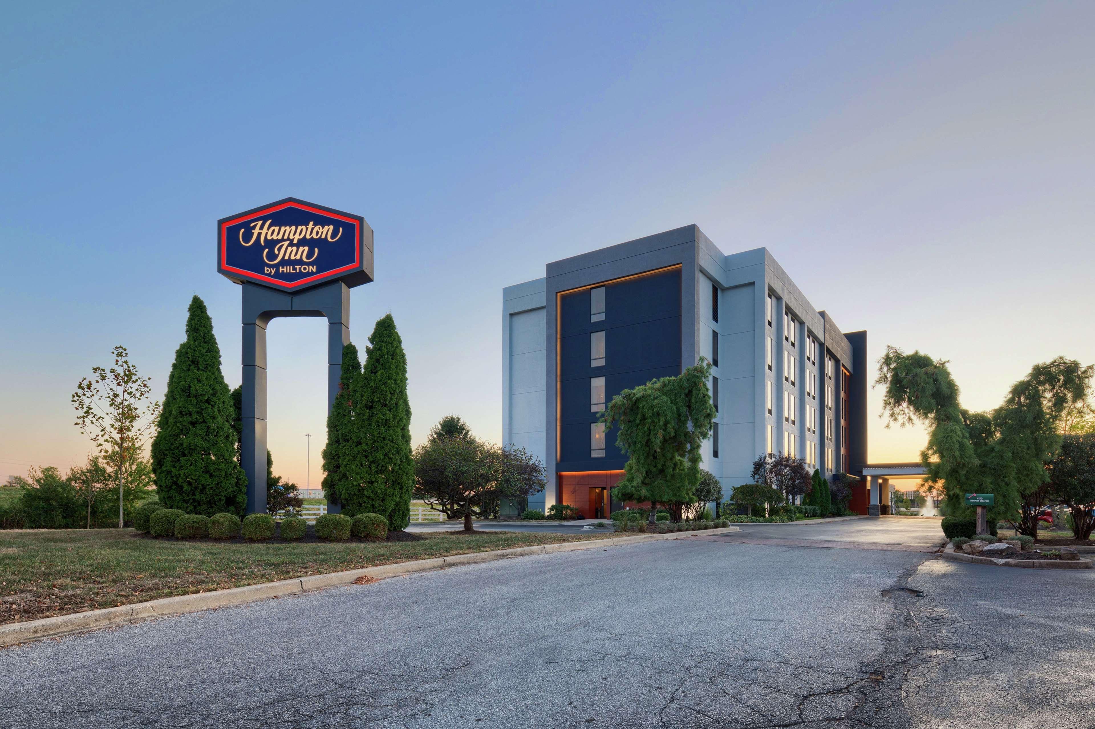 Hampton Inn Louisville Northeast Екстериор снимка