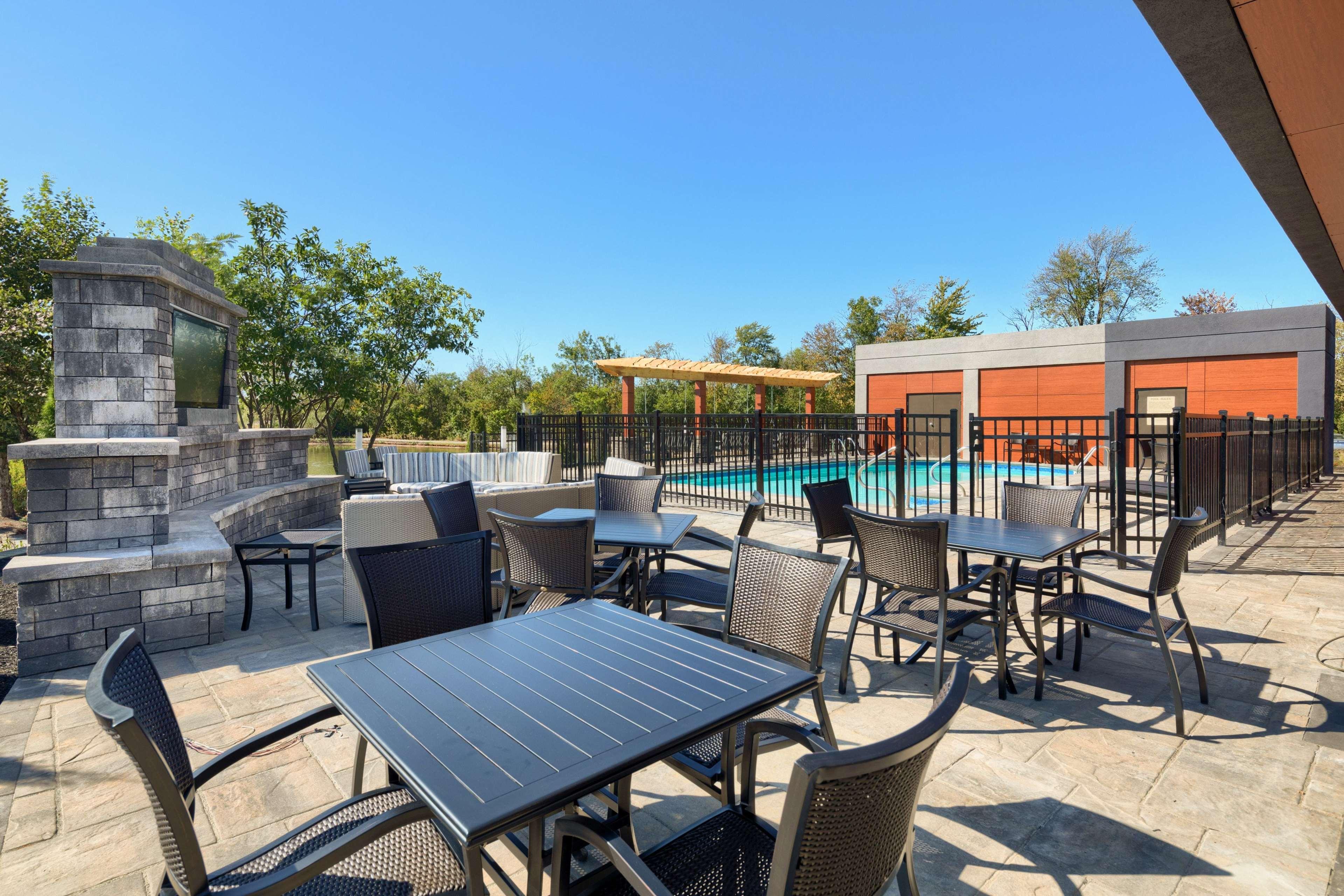 Hampton Inn Louisville Northeast Екстериор снимка