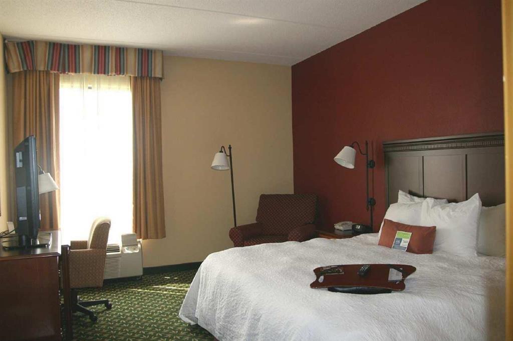 Hampton Inn Louisville Northeast Стая снимка
