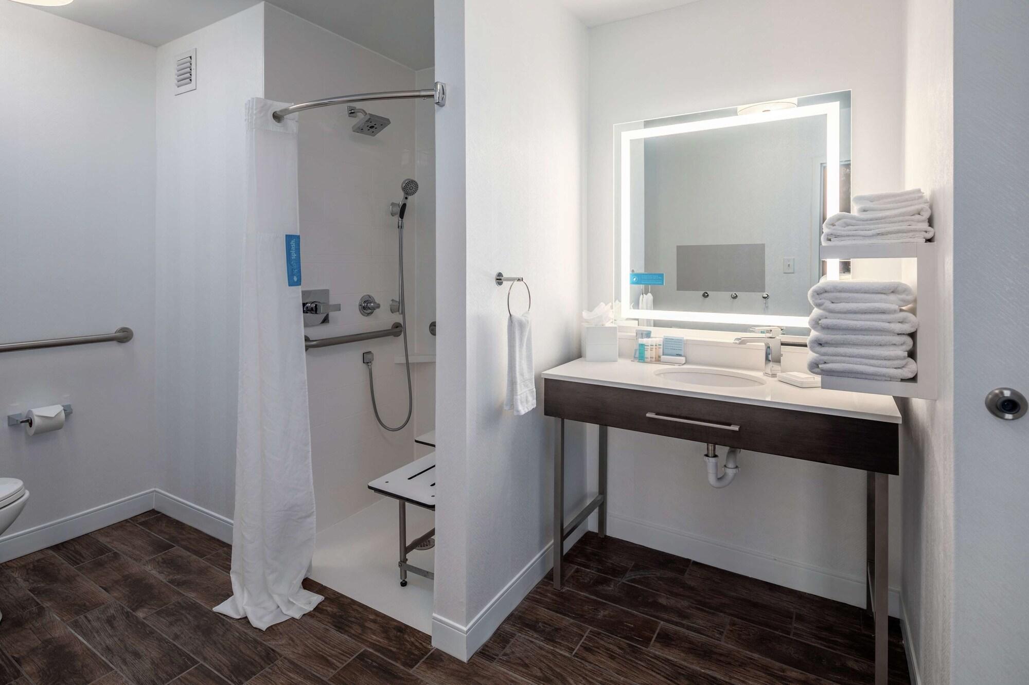 Hampton Inn Louisville Northeast Екстериор снимка