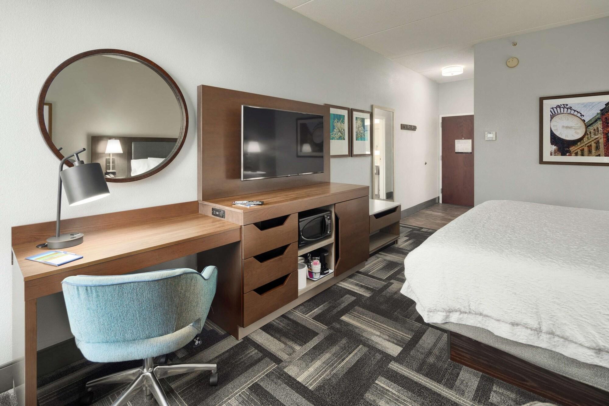 Hampton Inn Louisville Northeast Екстериор снимка
