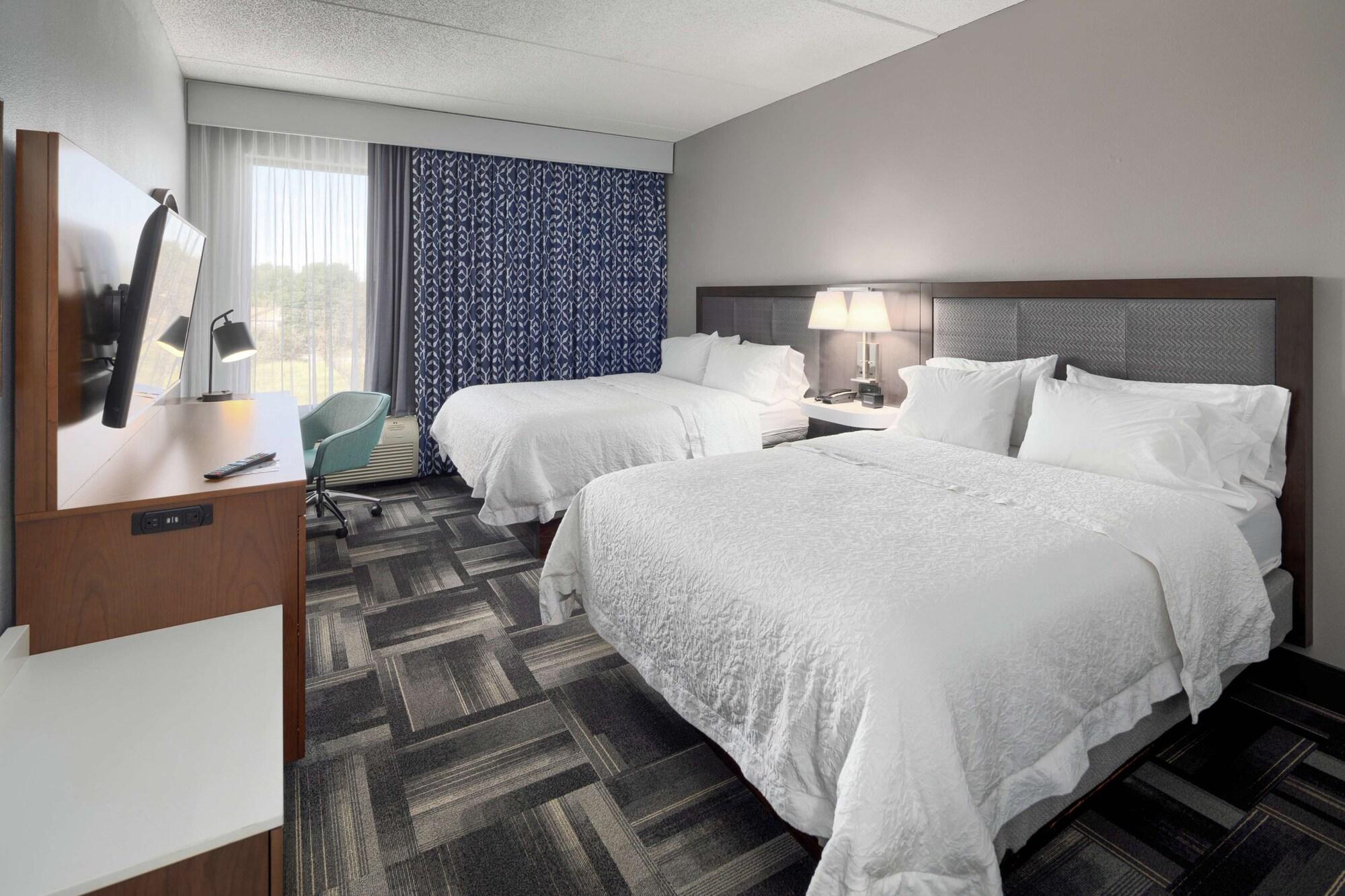 Hampton Inn Louisville Northeast Екстериор снимка