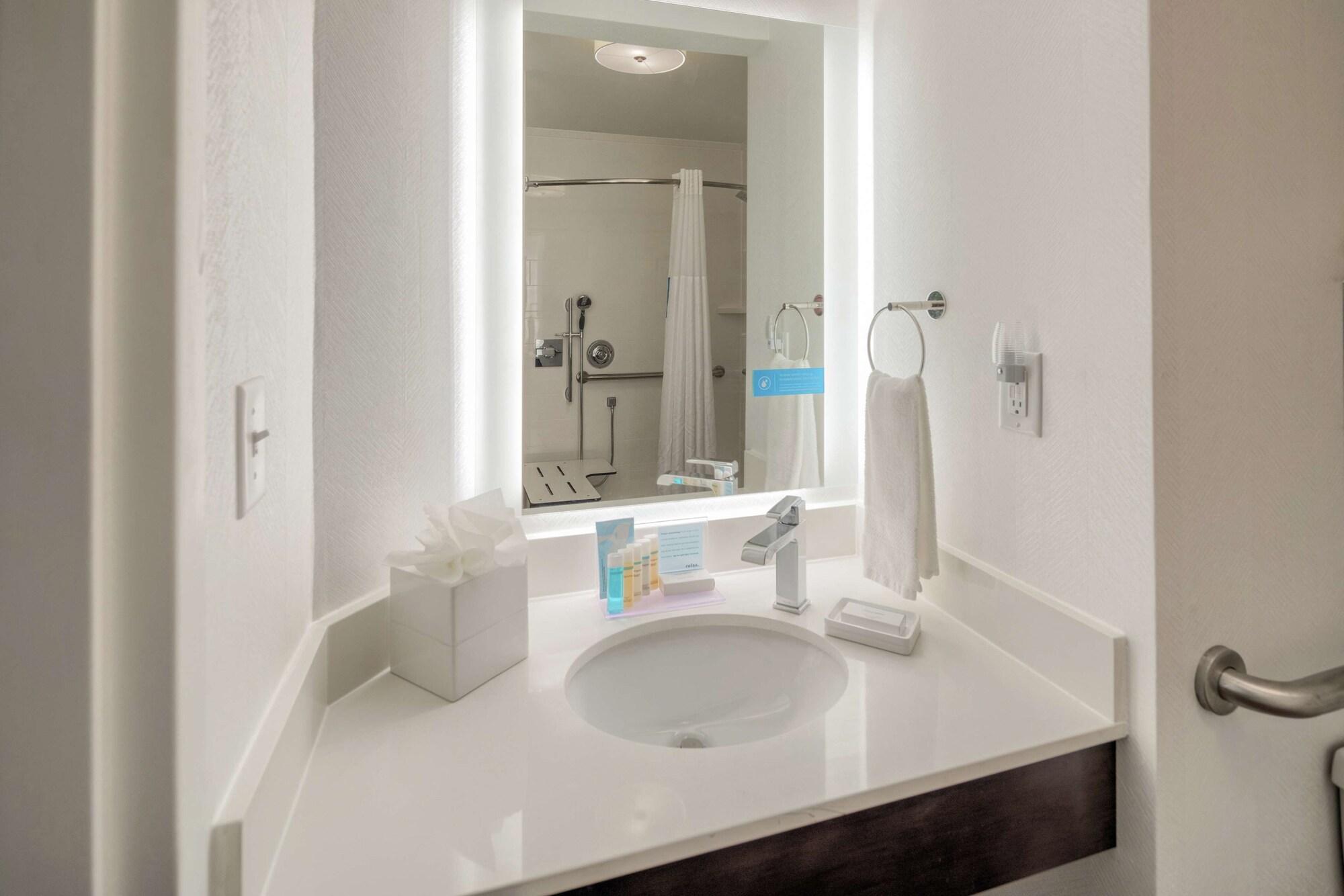 Hampton Inn Louisville Northeast Екстериор снимка