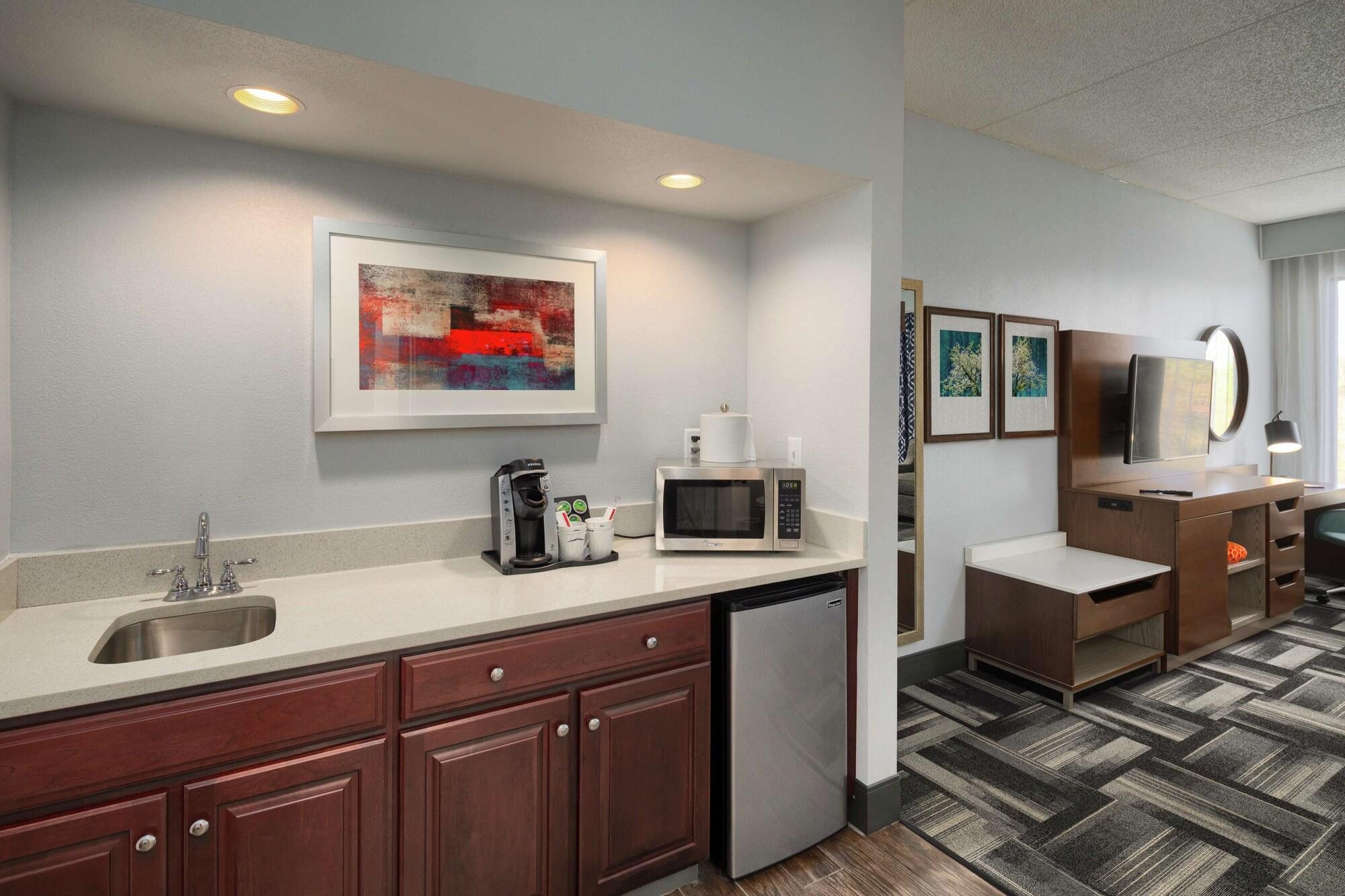 Hampton Inn Louisville Northeast Екстериор снимка