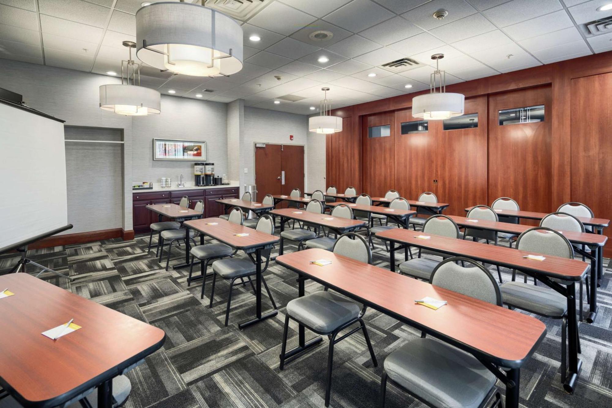 Hampton Inn Louisville Northeast Екстериор снимка