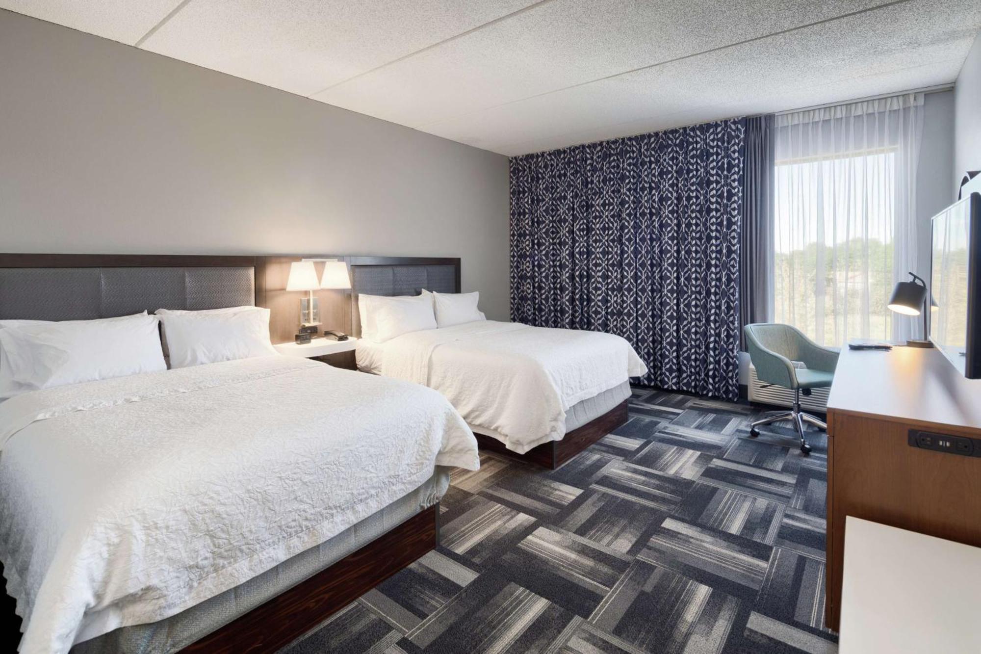 Hampton Inn Louisville Northeast Екстериор снимка