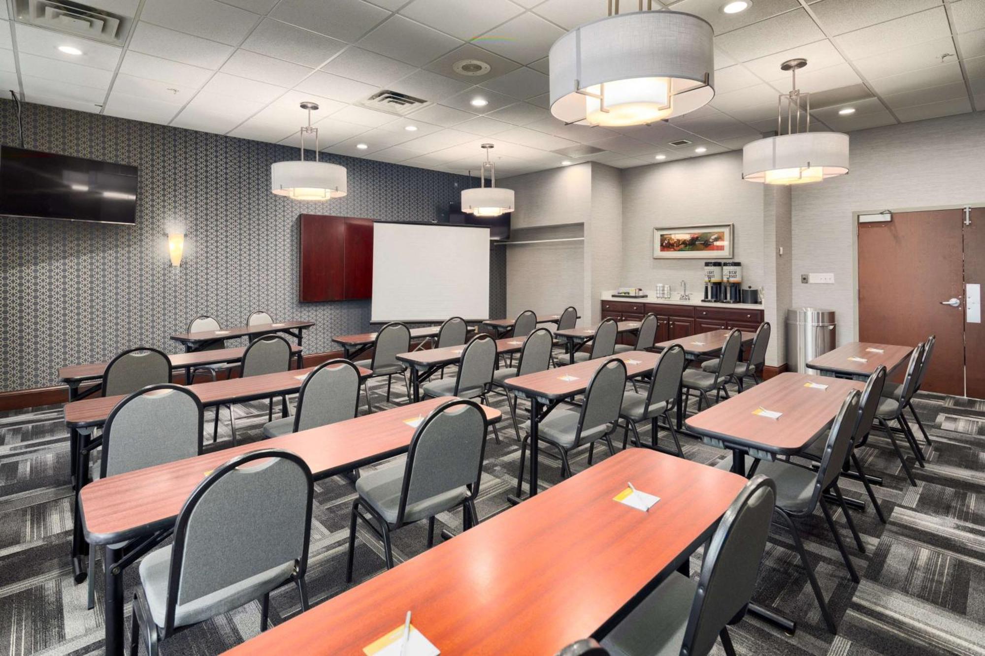 Hampton Inn Louisville Northeast Екстериор снимка