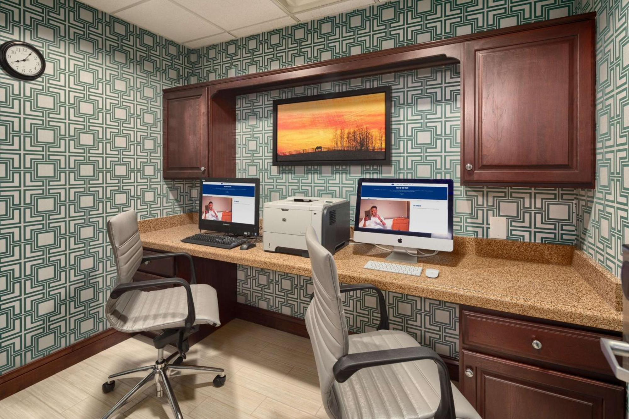 Hampton Inn Louisville Northeast Екстериор снимка