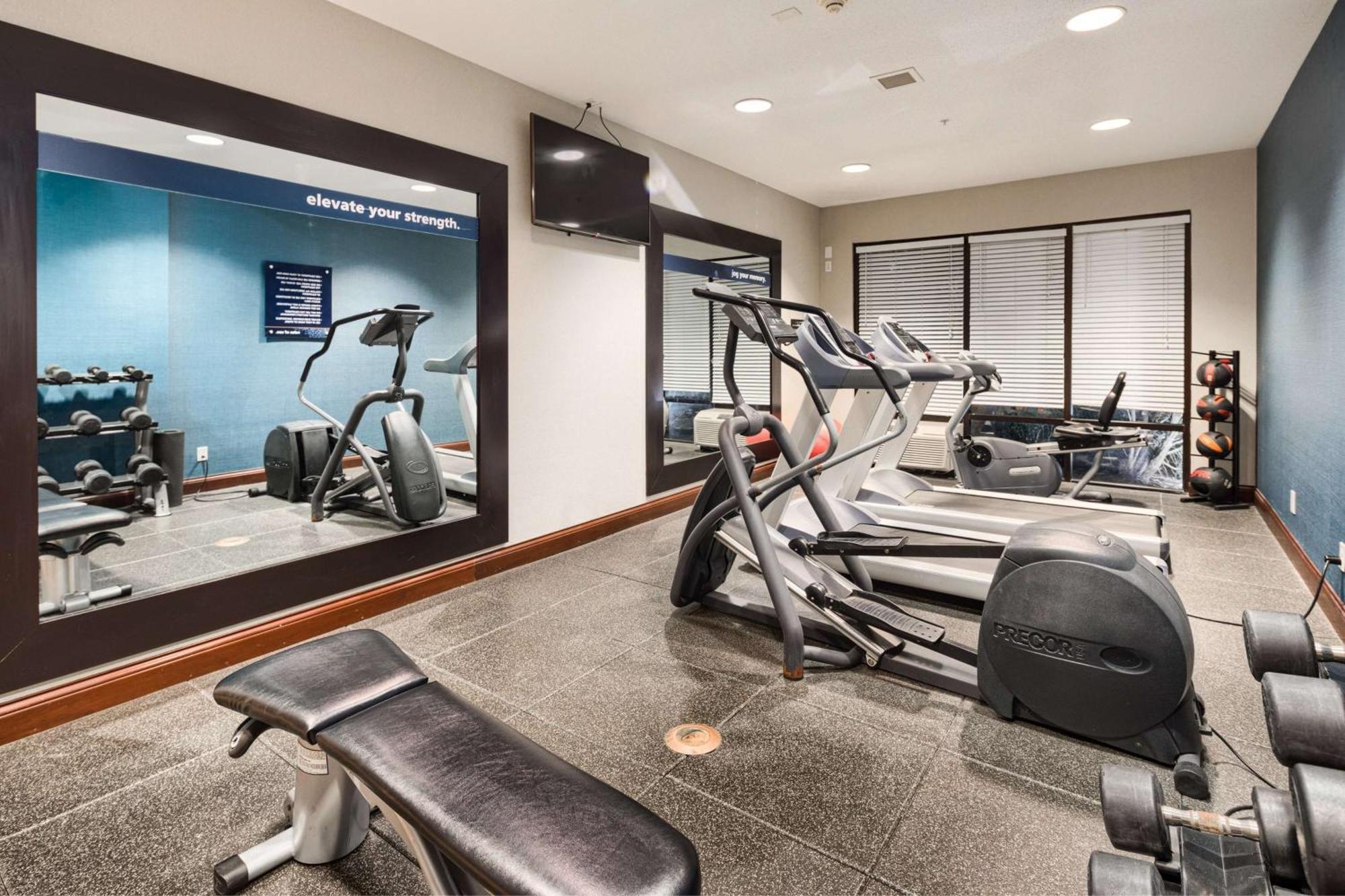 Hampton Inn Louisville Northeast Екстериор снимка