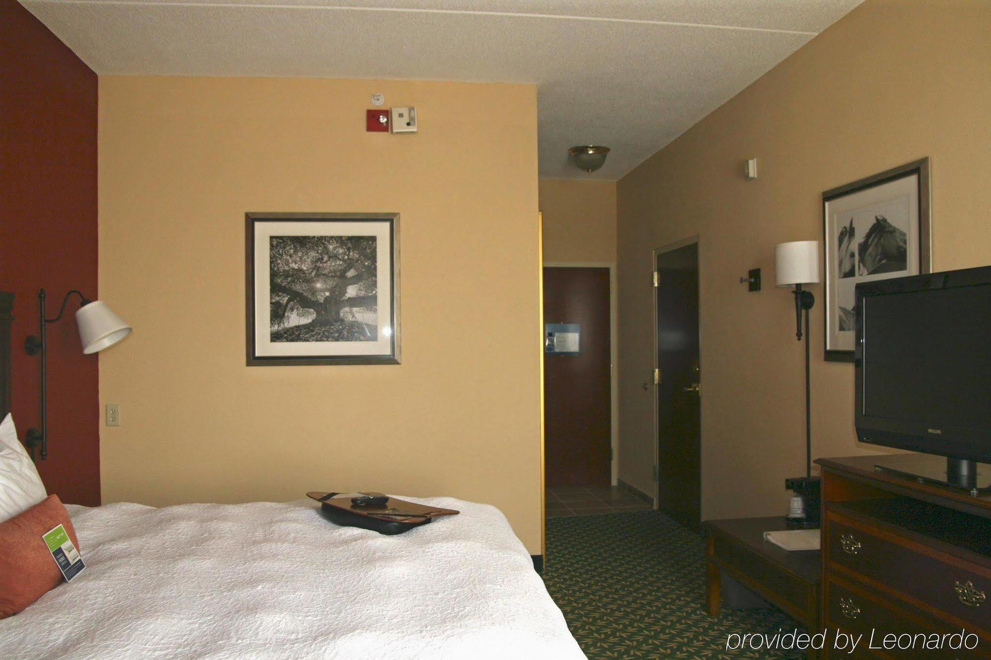 Hampton Inn Louisville Northeast Стая снимка