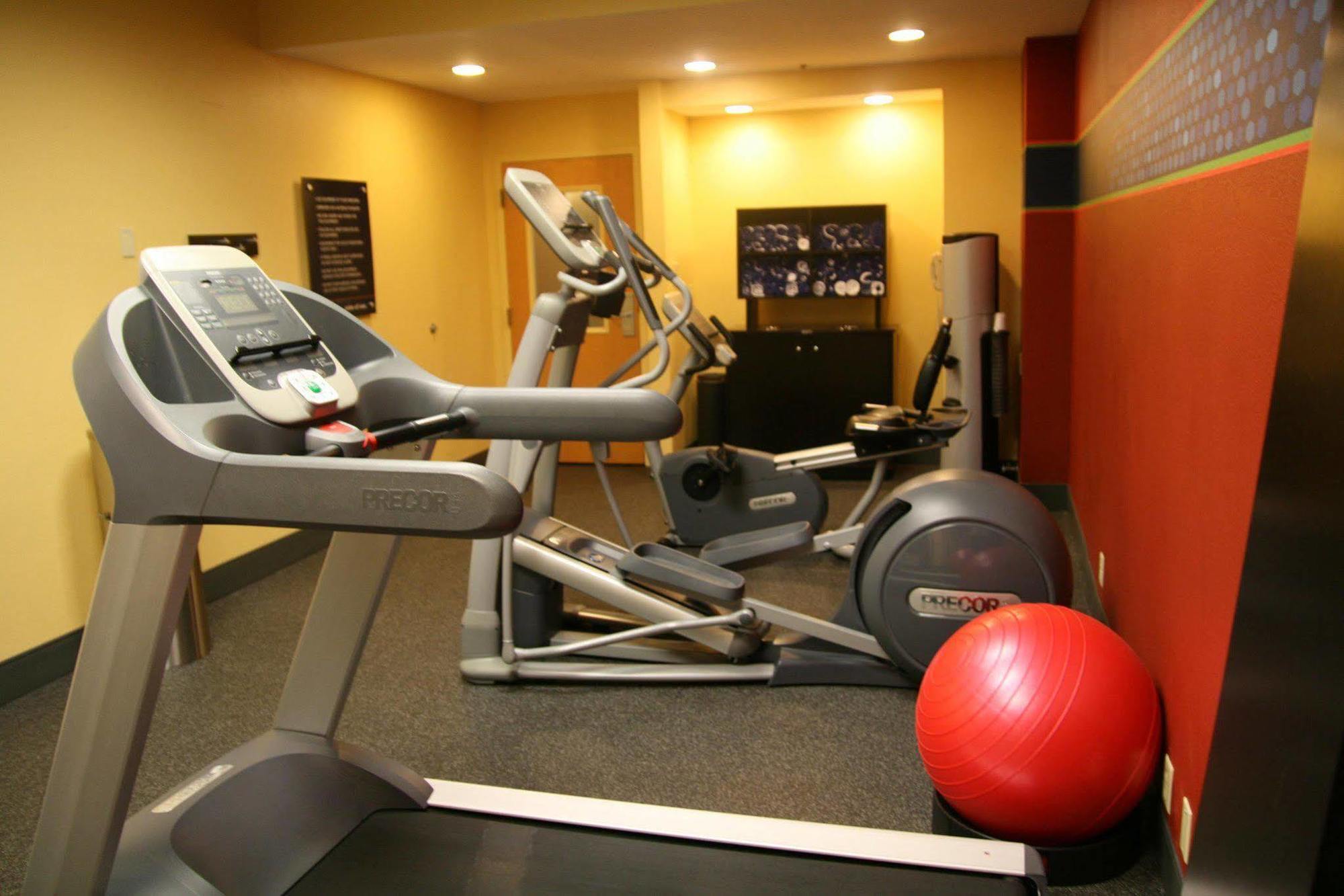 Hampton Inn Louisville Northeast Екстериор снимка