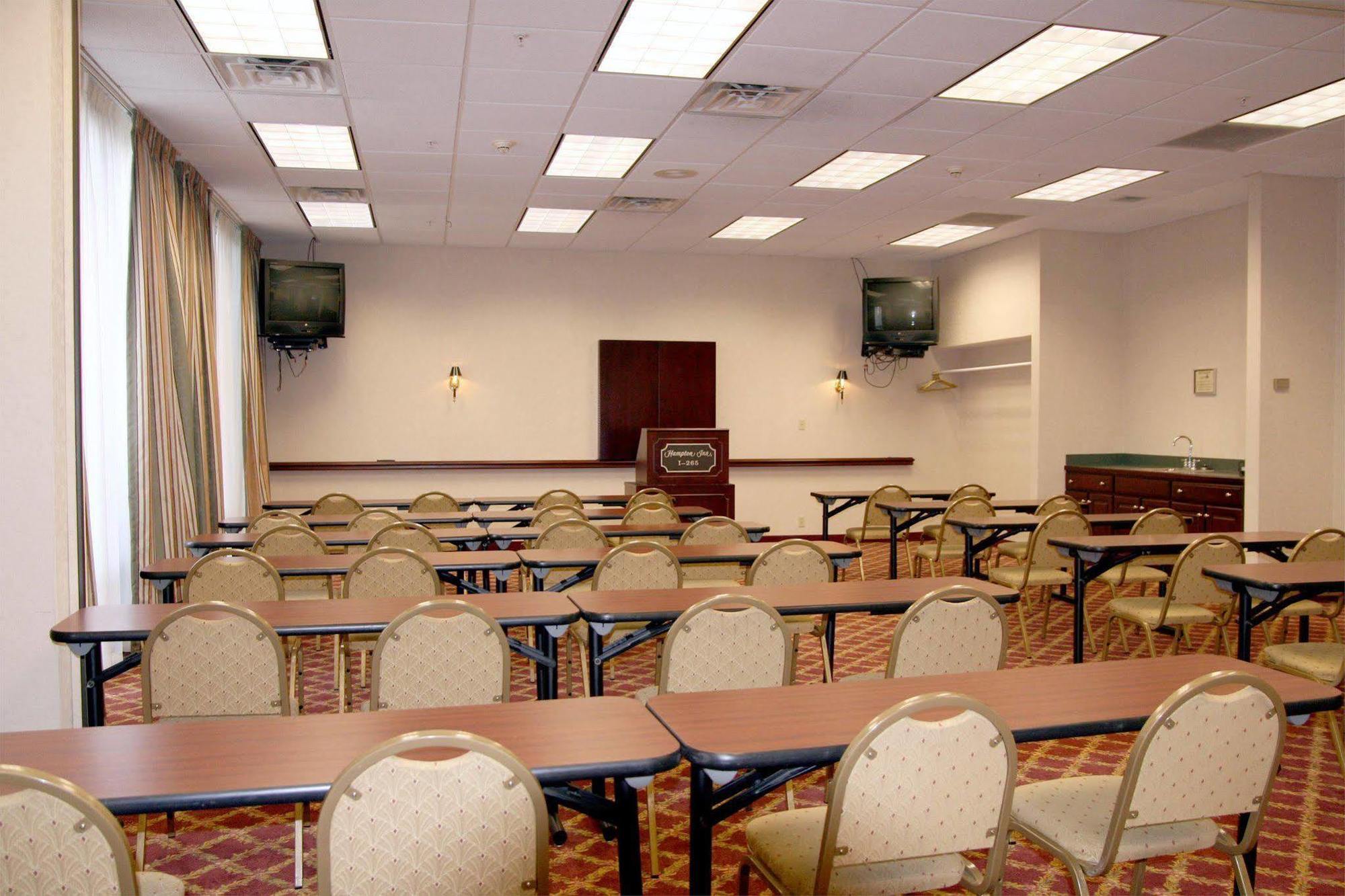 Hampton Inn Louisville Northeast Съоръжения снимка