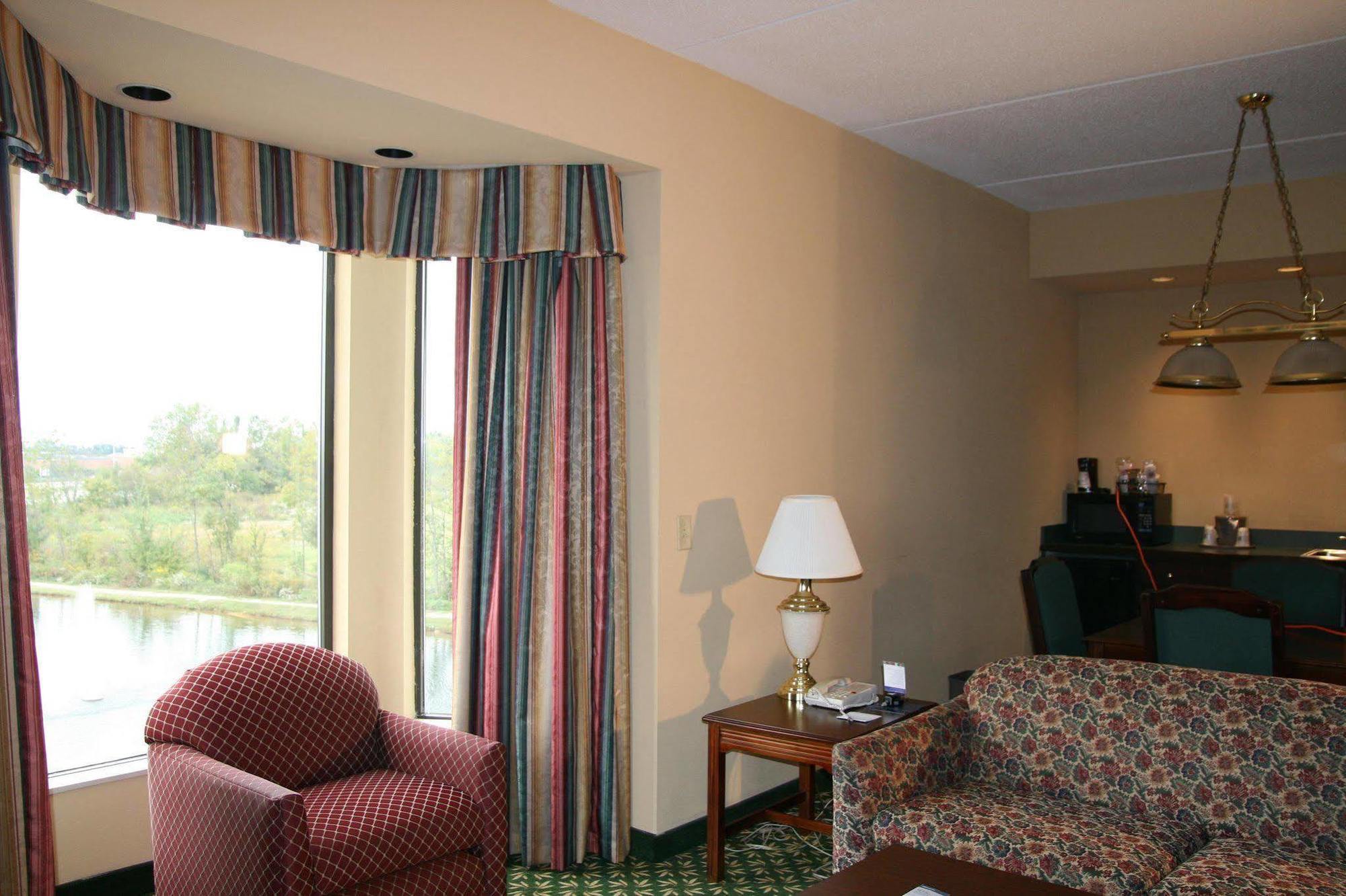 Hampton Inn Louisville Northeast Стая снимка