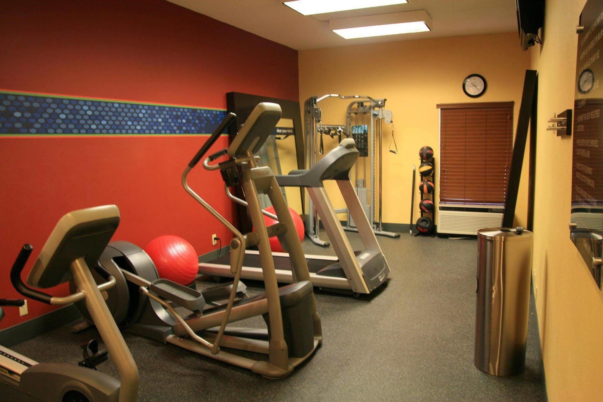 Hampton Inn Louisville Northeast Екстериор снимка