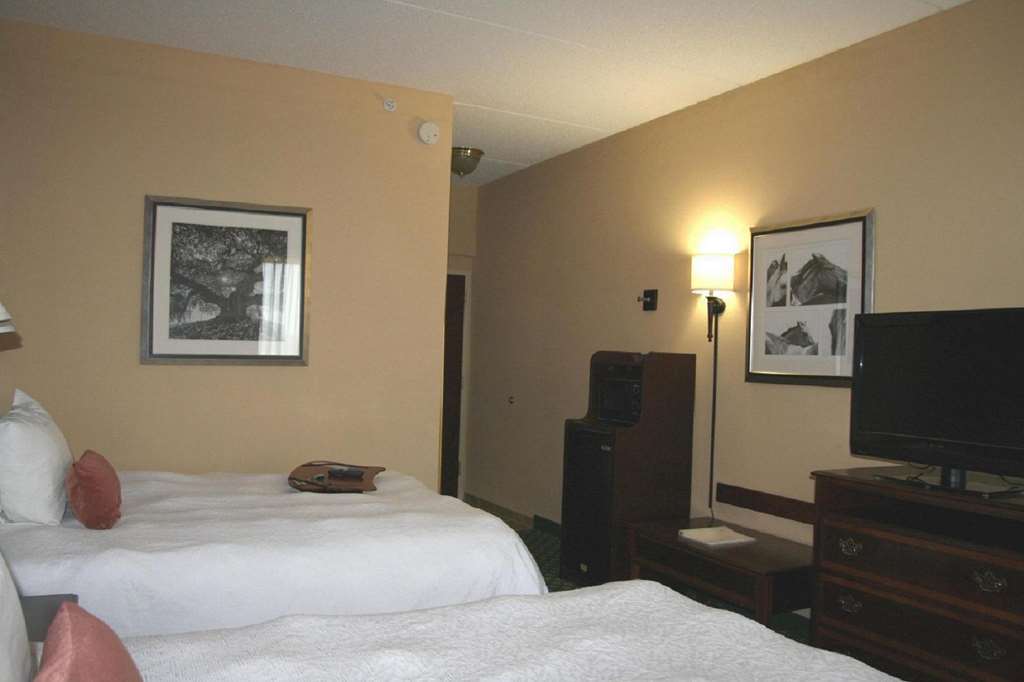 Hampton Inn Louisville Northeast Стая снимка