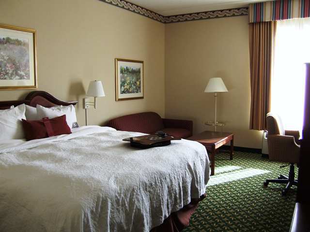 Hampton Inn Louisville Northeast Стая снимка